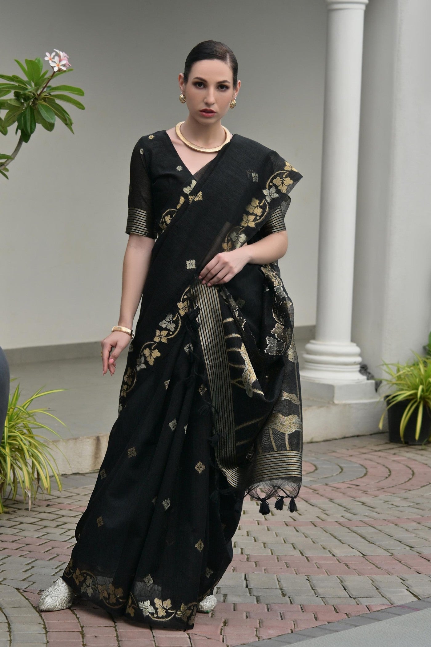 Buy MySilkLove Vanta Black Floral Linen Silk Saree Online