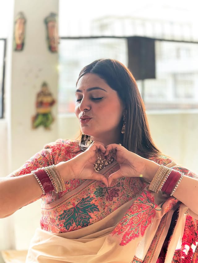 Buy MySilkLove Daisy White Kashmiri Handloom Jamewar Saree Online