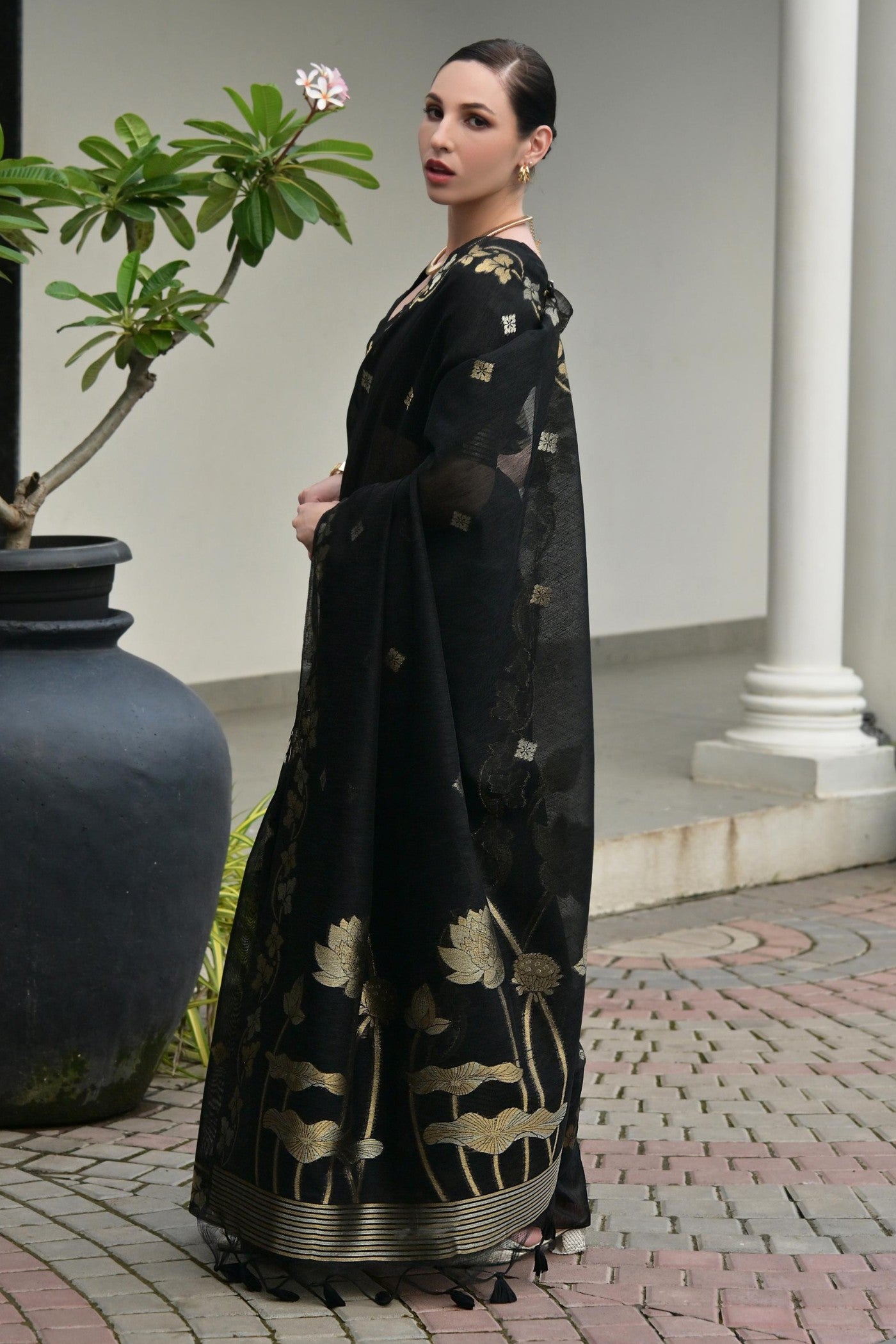 Buy MySilkLove Vanta Black Floral Linen Silk Saree Online