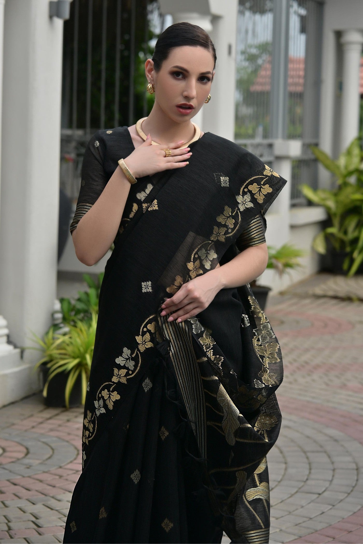 Buy MySilkLove Vanta Black Floral Linen Silk Saree Online