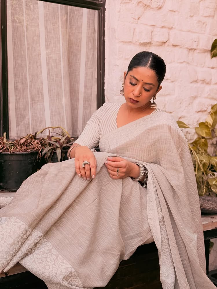 Buy MySilkLove Peanut Brown Woven Linen Saree Online