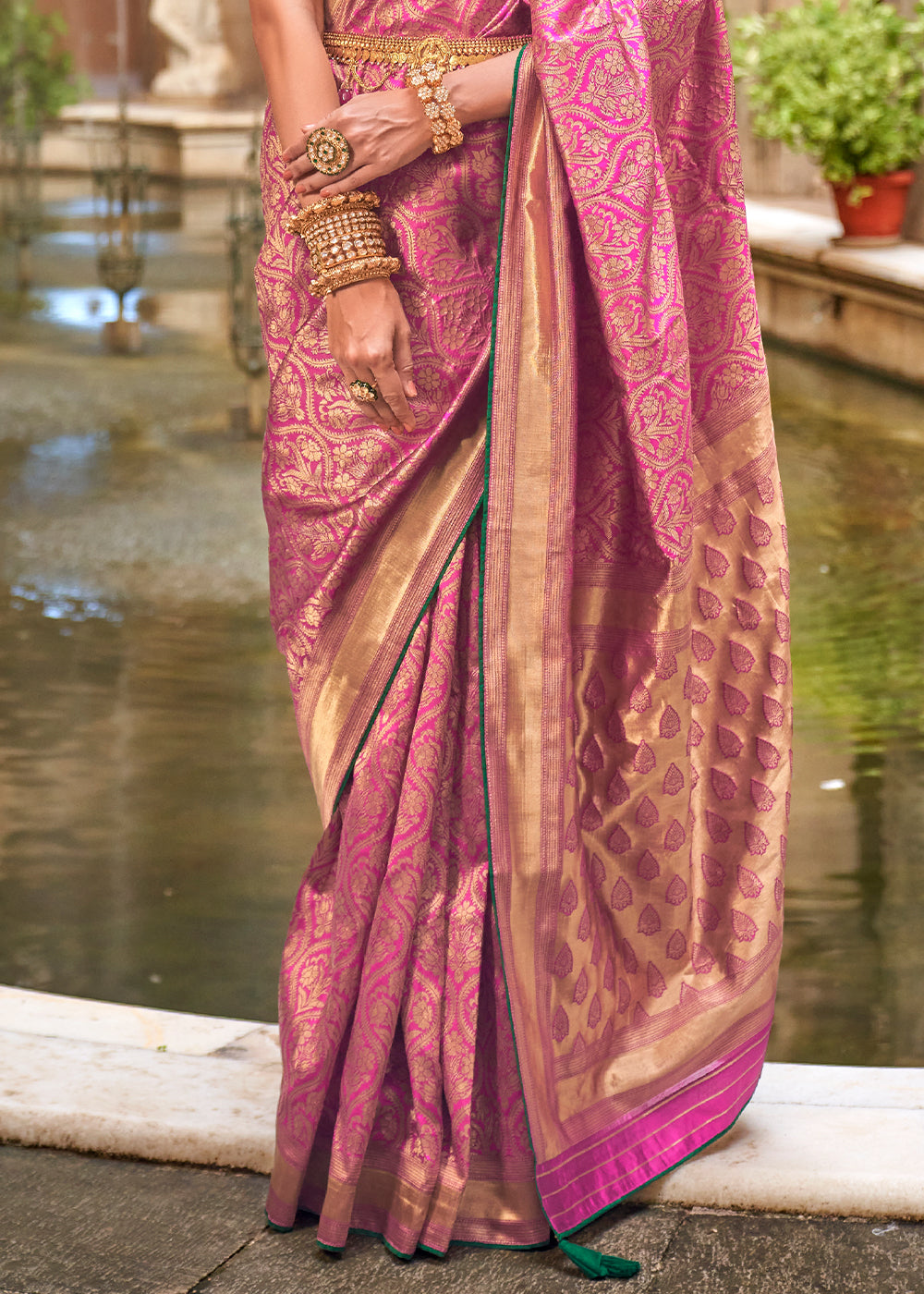 Buy MySilkLove Fuzzy Pink Zari Woven Banarasi Saree Online