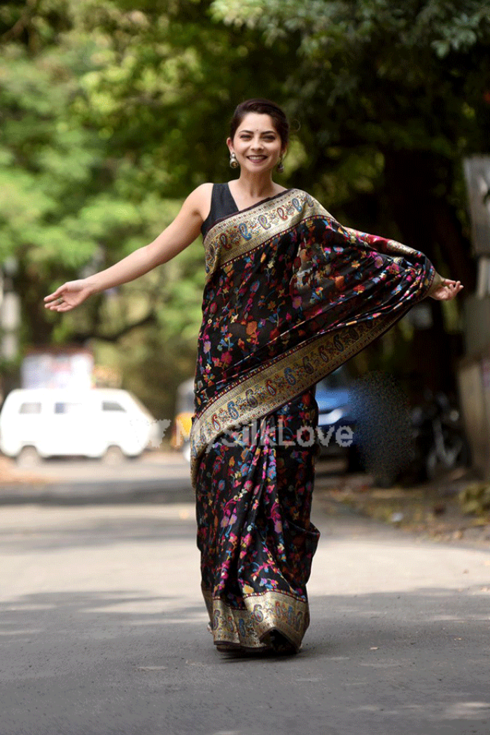 Sonali Kulkarni in Taupe Black Banarasi Jamawar Woven Silk Saree