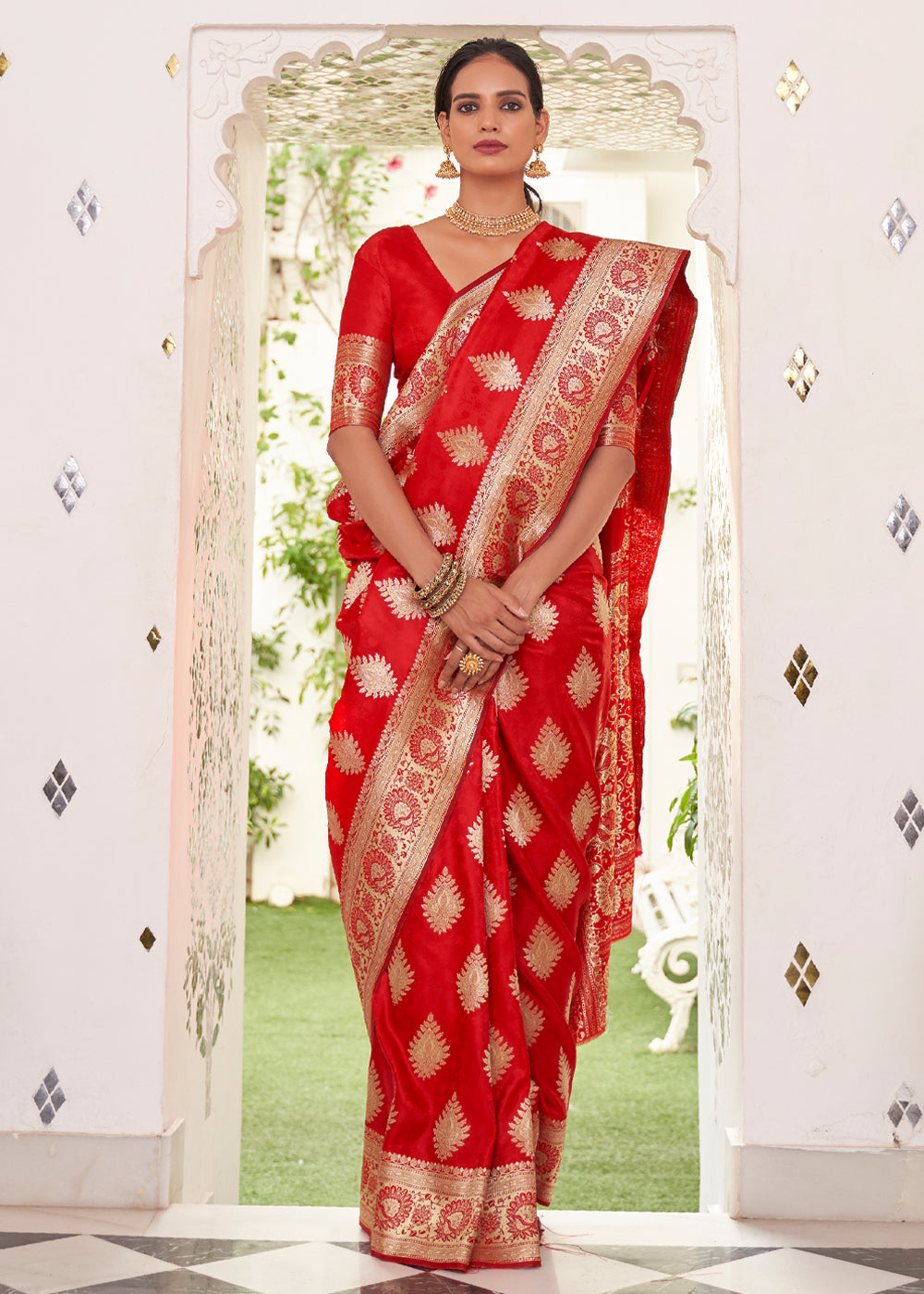 Buy MySilkLove Jasper Red Zari Woven Dual Tone Banarasi Saree Online