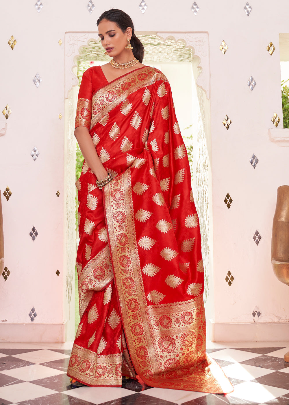 Buy MySilkLove Jasper Red Zari Woven Dual Tone Banarasi Saree Online