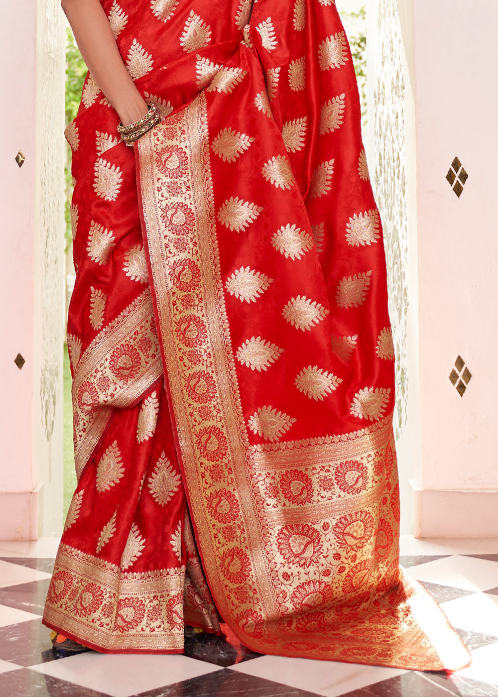 Buy MySilkLove Jasper Red Zari Woven Dual Tone Banarasi Saree Online